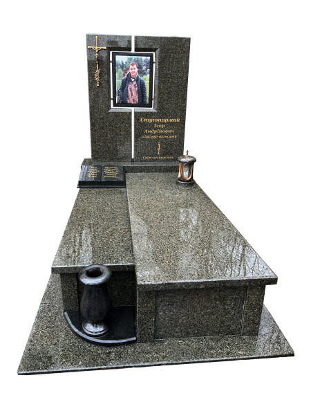 Пам'ятник з човнового граніту Пам'ятник з човнового граніту