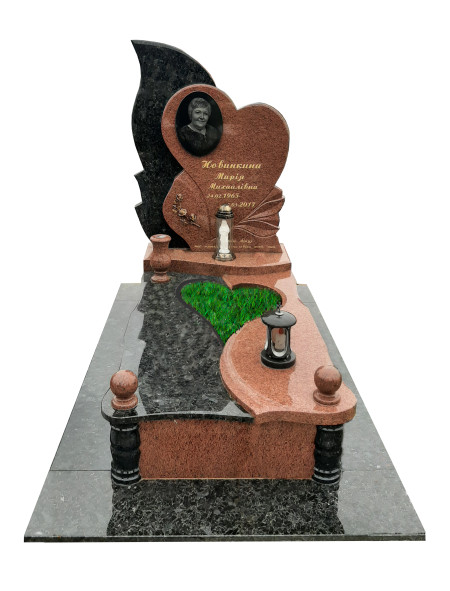 Пам'ятник з лабрадориту та лізнику