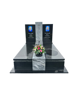 Пам'ятник з вайту та габро